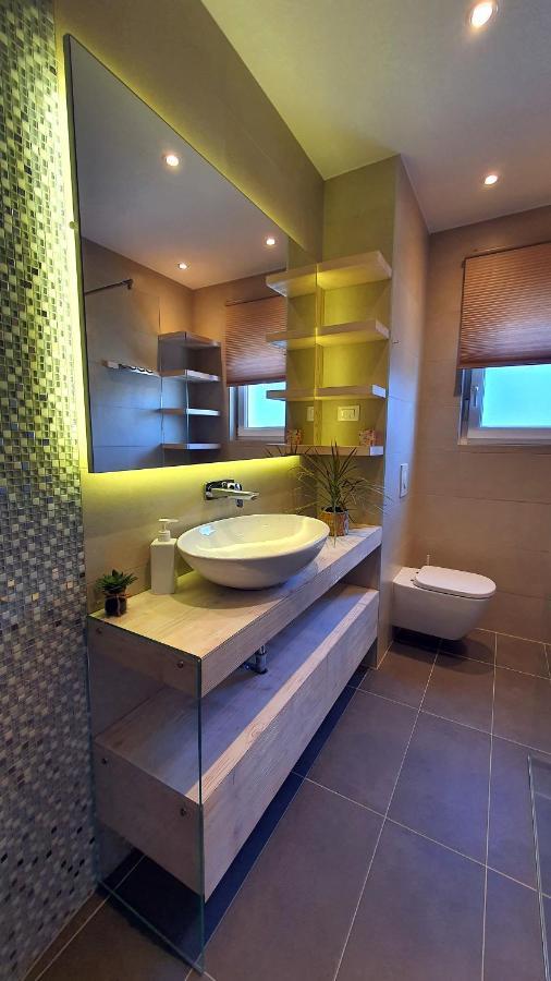 Beautiful View Apartment With Garage Space مالي لوشينغْ المظهر الخارجي الصورة